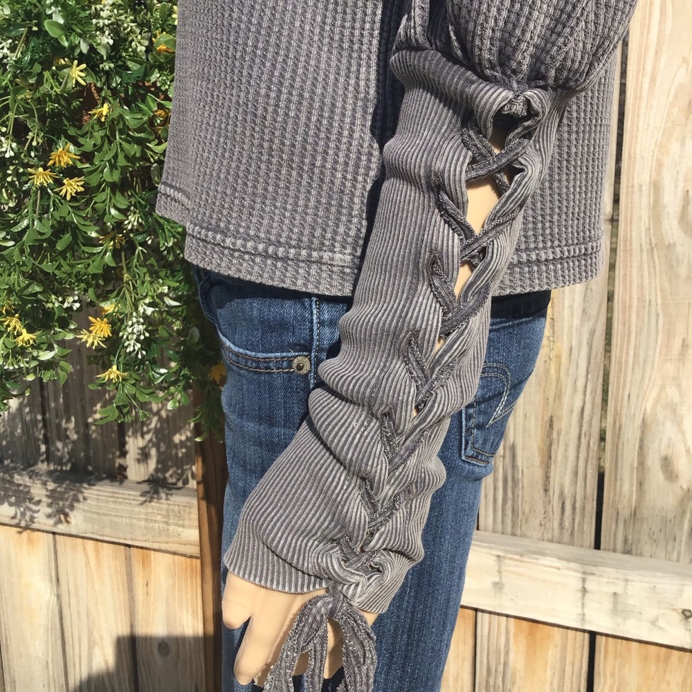 FREE PEOPLE TIE SLEEVE BLUE/GRAY WAFFLE TOP NWOT runs slightly large - Picture 5 of 9